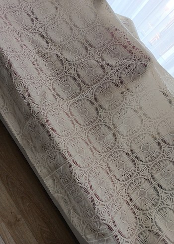 Bej Nakışlı Masa Örtüsü