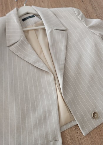 Düğmeli Kısa Bej Çizgili Kadın Ceket - Görsel 2