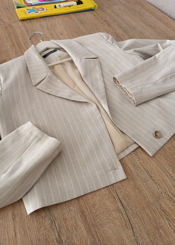 Düğmeli Kısa Bej Çizgili Kadın Ceket - Görsel 3