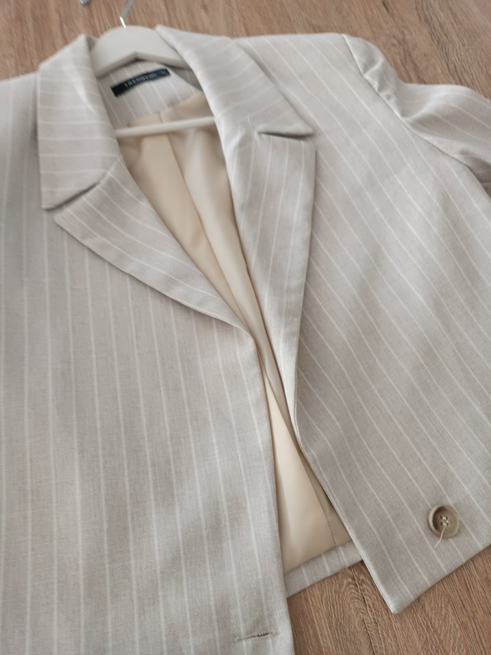 Düğmeli Kısa Bej Çizgili Kadın Ceket - Görsel 2