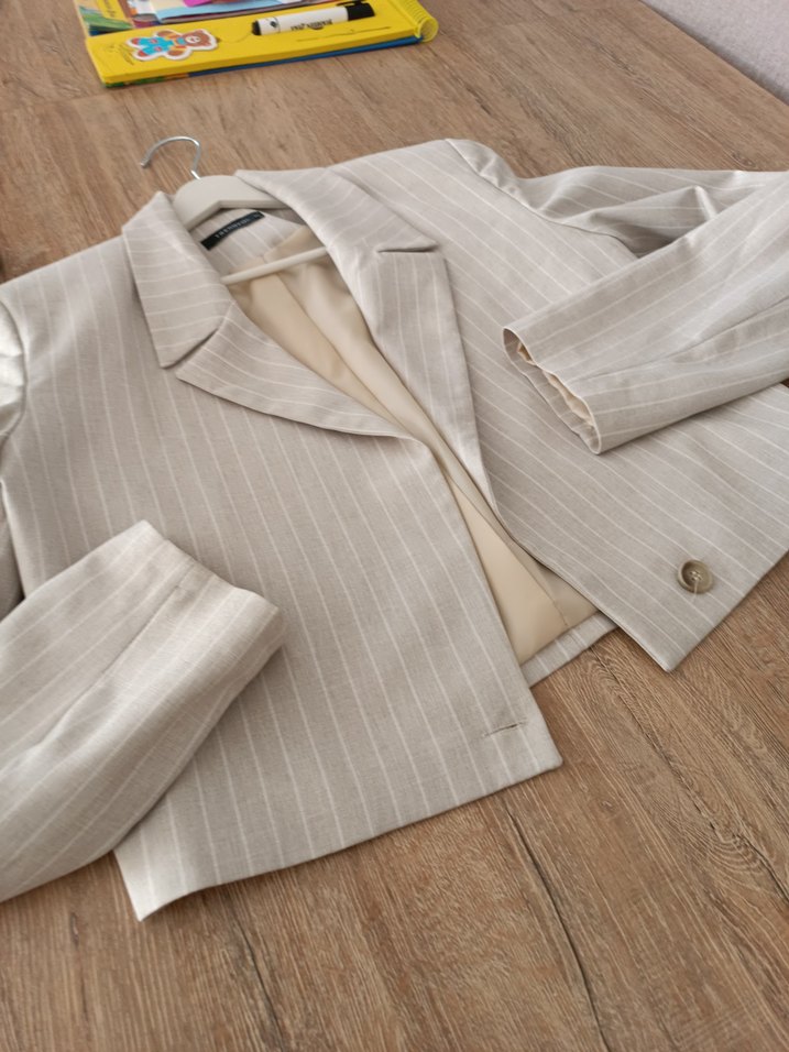 Düğmeli Kısa Bej Çizgili Kadın Ceket - Görsel 3