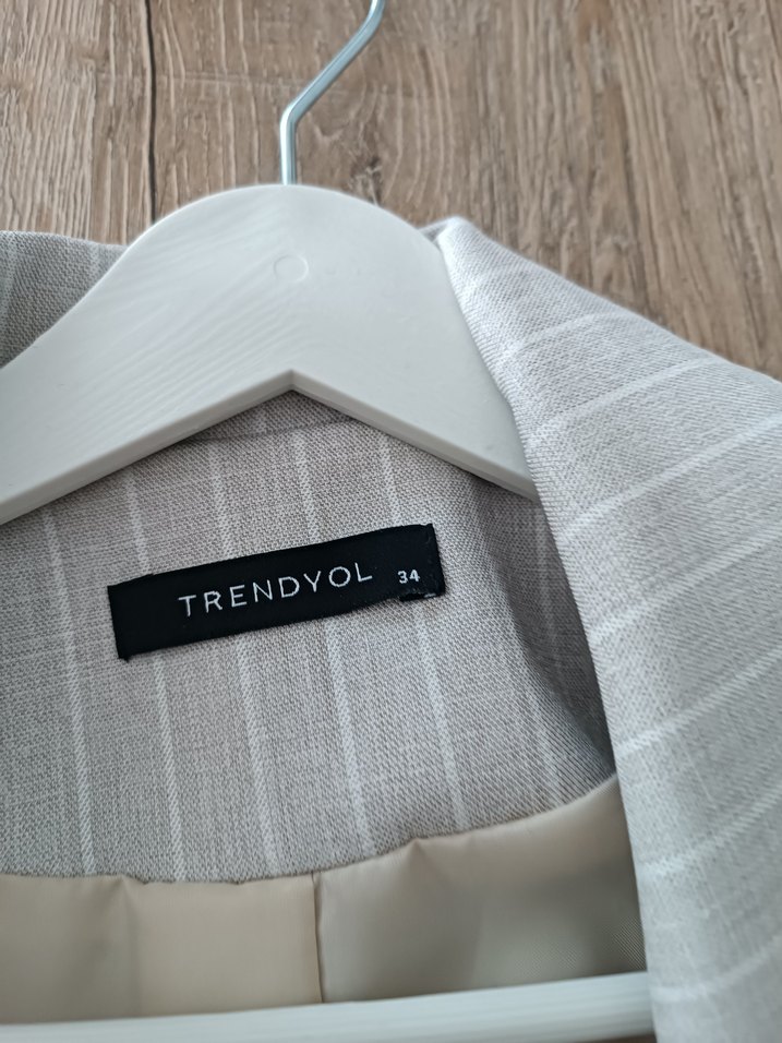 Düğmeli Kısa Bej Çizgili Kadın Ceket - Görsel 4