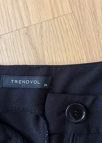 Kadın Siyah Piliseli Kumaş Pantolon - Görsel 2