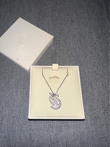 Swarovski swan kolye