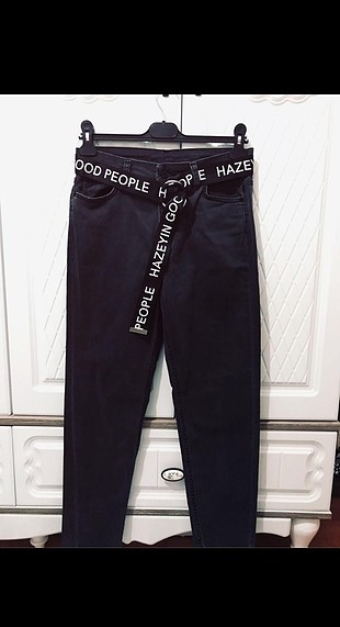 Mom Jean--Rengi koyu gridir. Markası topshoptur. 