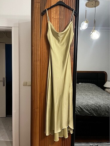 Yeşil saten elbise