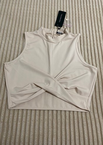 Bej Kolsuz Yüksek Yakalı Crop Top