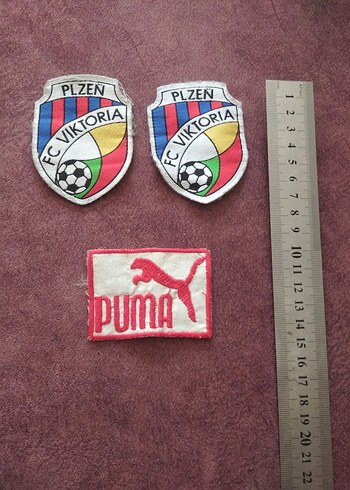 Beden çeşitli Renk Renkli FC Viktoria Plzen ve Puma Rozetleri