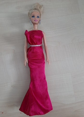 Pembe Elbiseli Barbie Bebek