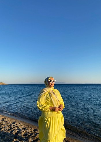Diğer Sarı Drapeli elbise ve sal dahildir