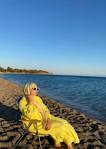 Sarı Drapeli elbise ve sal dahildir