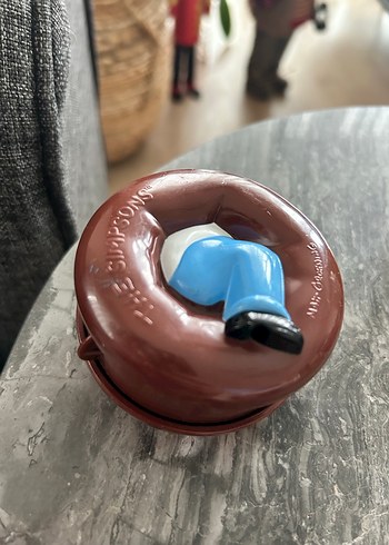Renkli Pembe Donut Üzerinde Homer Simpson Figürü - Görsel 2