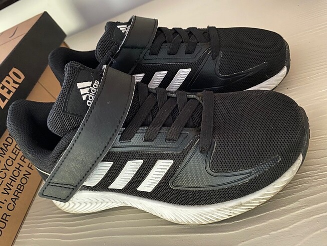 28 Beden Adidas Çocuk Spor Ayakkabı