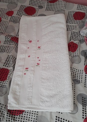 Nakışlı Beyaz Havlu