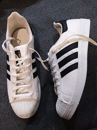 Adidas superstar ve takma tırnak