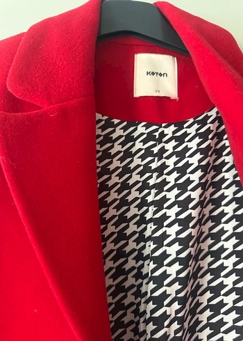 Kırmızı Düğmeli Kadın Kaban - Görsel 2