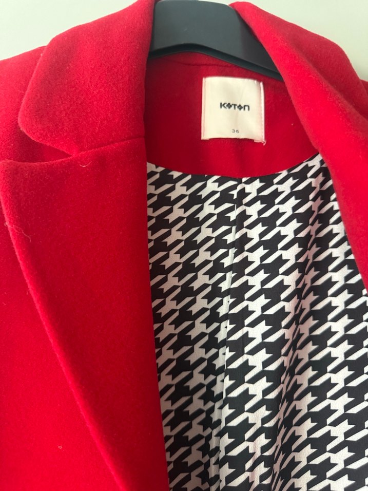 Kırmızı Düğmeli Kadın Kaban - Görsel 2