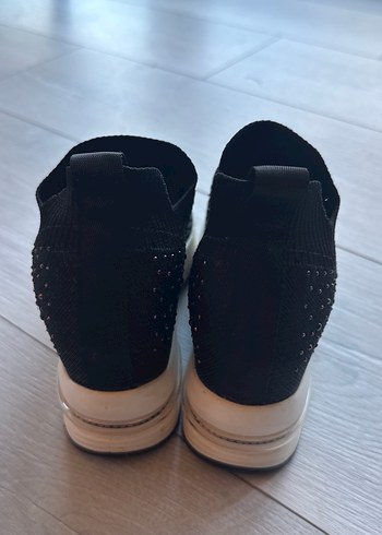 Siyah Boncuk İşlemeli Dolgu Topuk Kadın Spor Ayakkabı - Görsel 5