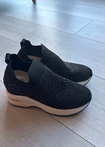 Siyah Boncuk İşlemeli Dolgu Topuk Kadın Spor Ayakkabı