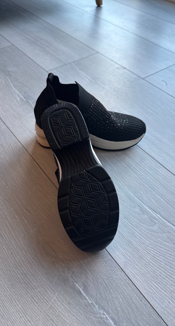 Siyah Boncuk İşlemeli Dolgu Topuk Kadın Spor Ayakkabı - Görsel 2