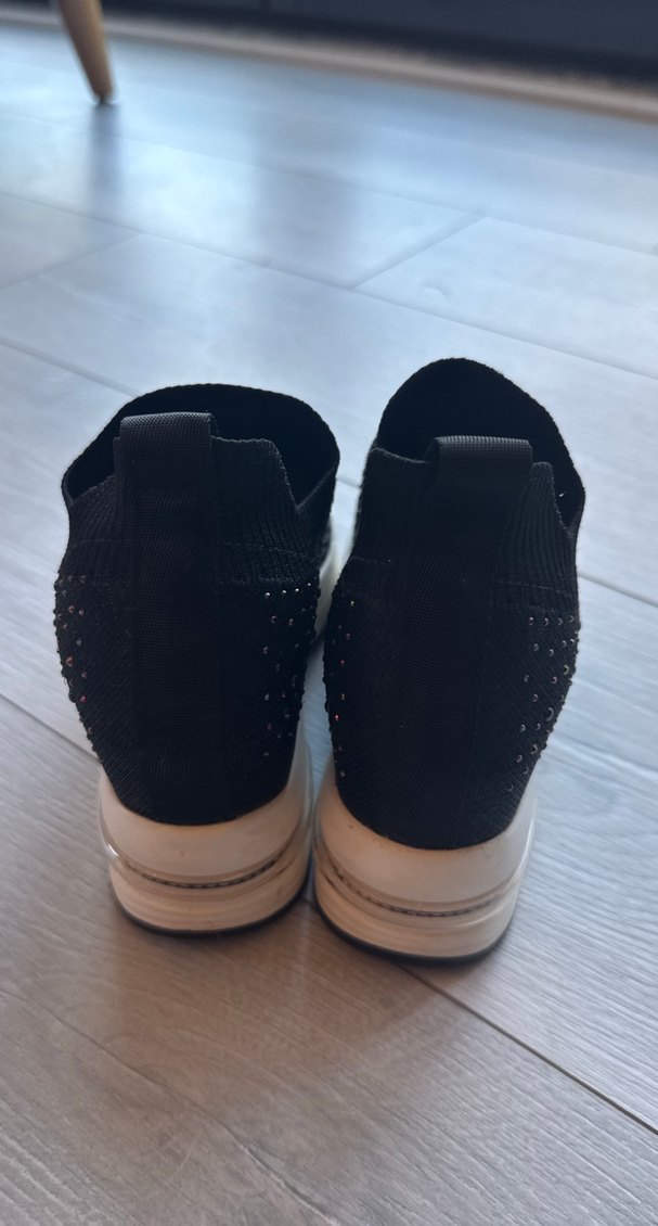 Siyah Boncuk İşlemeli Dolgu Topuk Kadın Spor Ayakkabı - Görsel 5