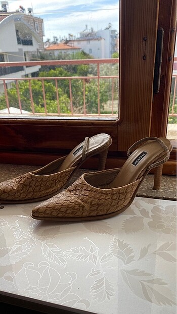 Sivri Topuk Vintage Sandalet
