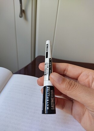 MAYBELLİNE LASTİNGDRAMA MATTE EYELİNER