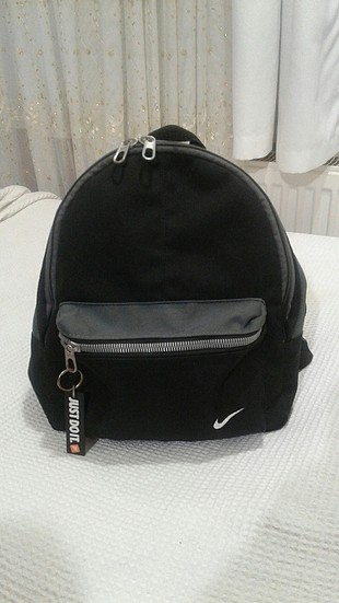 Nike unisex siyah spor çantası.