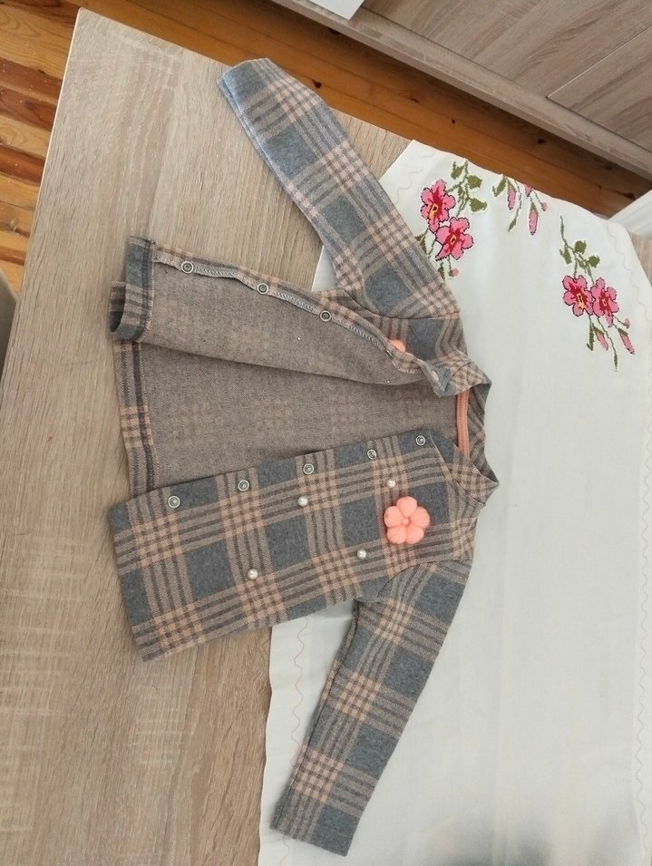 Kız Çocuk Gri Düğmeli Yün Hırka - Görsel 4