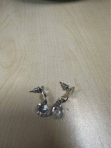 Taşı sallanan küpe