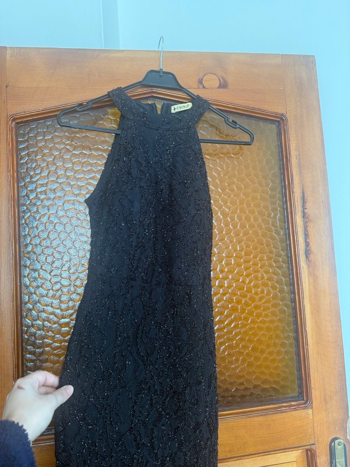 Siyah Drapeli Yüksek Yakalı Uzun Abiye Elbise - Görsel 3