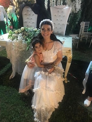 38 Beden Raisa Vanessa beyaz dış çekim elbise çiçekli taç hediye verilece