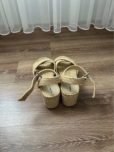 38 Beden Pull&Bear Hasır Sandalet