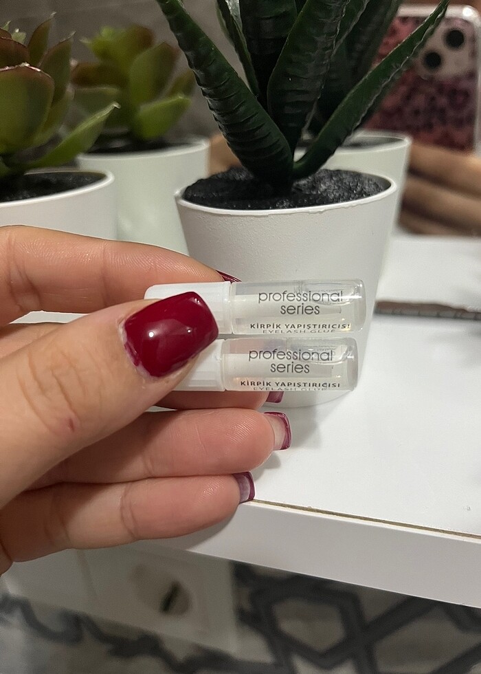 HM KİRPİK VE YANINDA 2 adet yapıştırıcı - Görsel 2