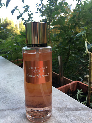 Victoria s Secret Victoria Secret Amber Romance Body Mist