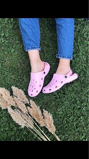 Crocs model terlikler satışta