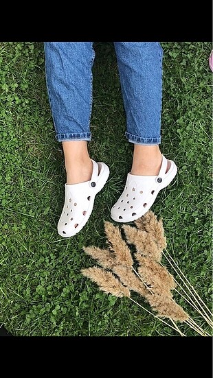 Crocs model terlikler satışta