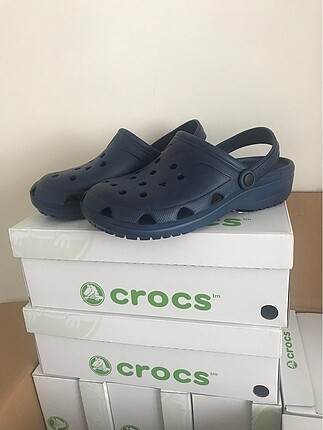 Crocs model terlikler satışta