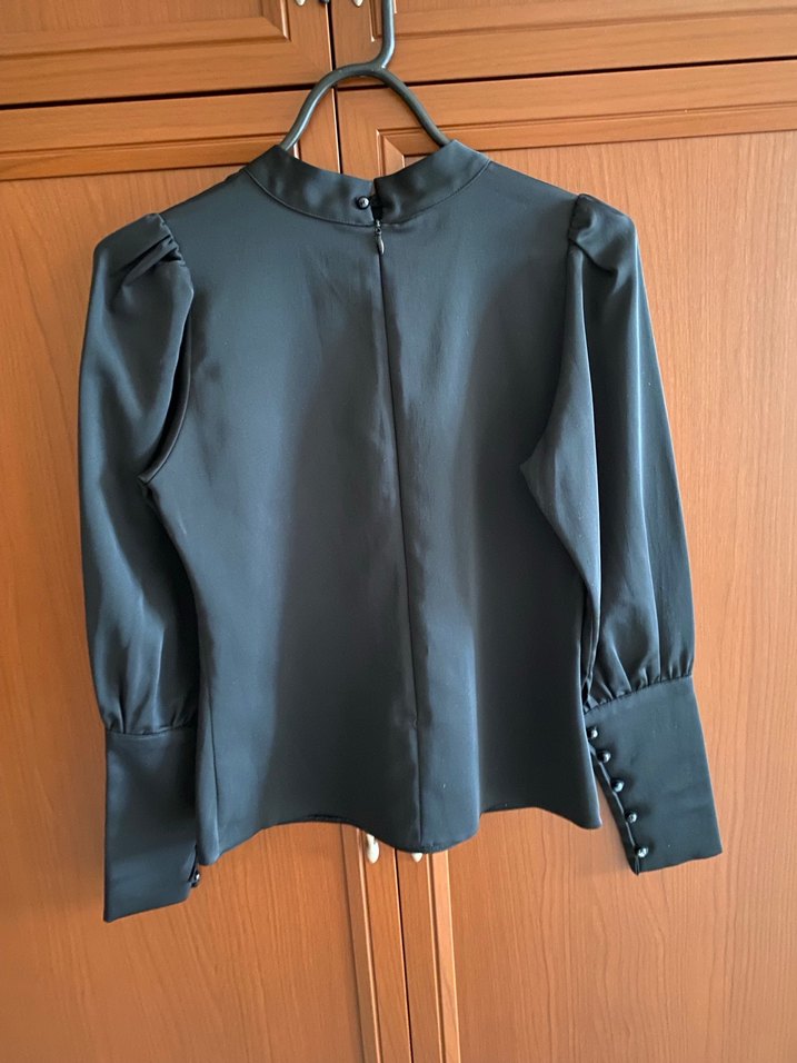 Siyah Yüksek Yakalı Uzun Kollu Kadın Bluz - Görsel 2