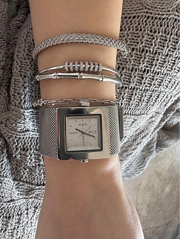 Dkny saat