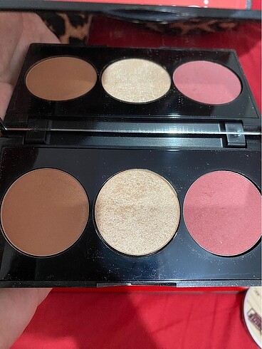 Beden ALLIK&BRONZER&HIGHLİHTER PALETİ