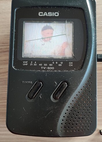CASIO TV-600CI CEP TELEVIZYONU. Ön camı kırık ama çalışmasında, 