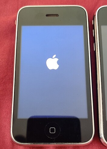 Orijinal iPhone 3GS. Cihaz açılıyor ama resimlerde görüldüğü yer