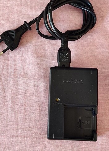 SONY BC-CSGB Pil Şarj Cihazı. Orijinal ürün, temiz, sorunsuz ve 
