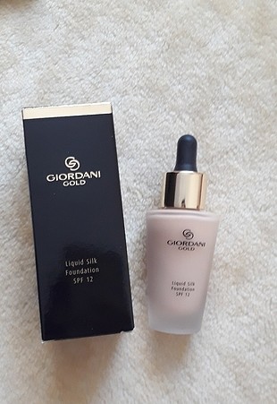 Giordani Gold MasterCreation Fondöten SPF 18