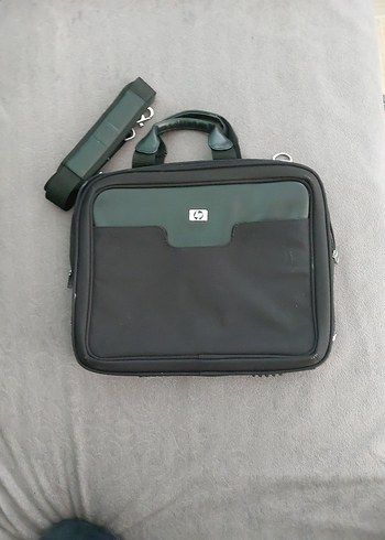 HP SİYAH LAPTOP ÇANTASI 39X32 CM 6 CM KALINLIK. son fiyat