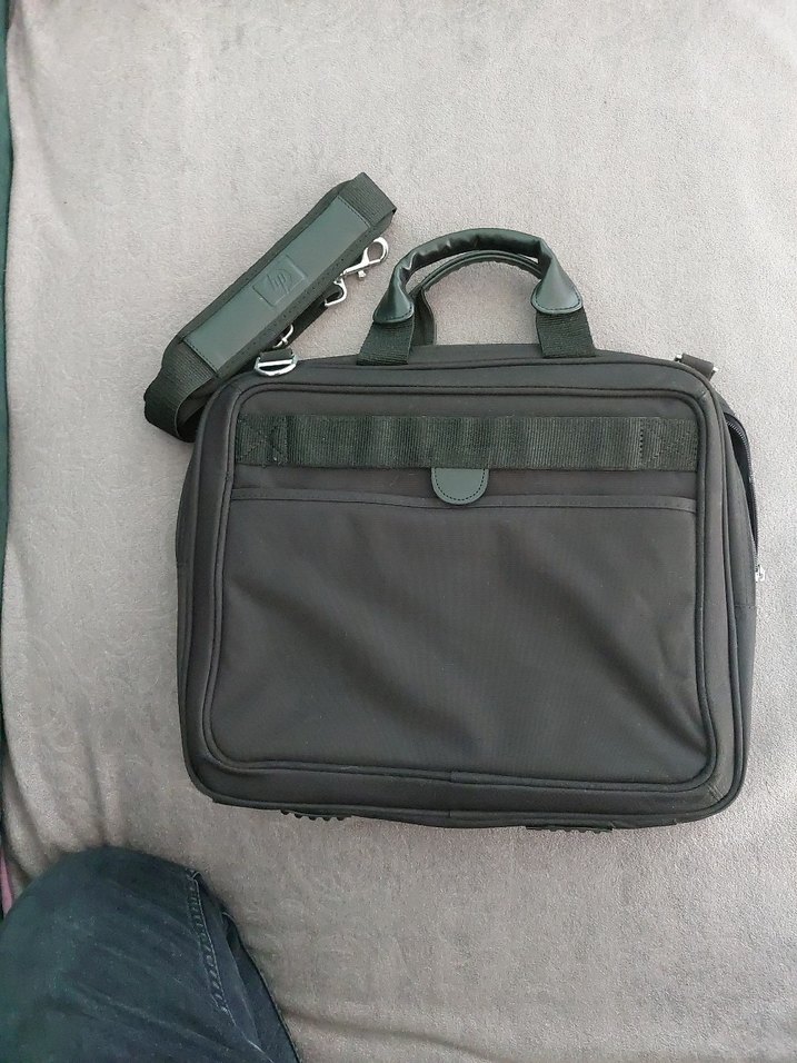 HP SİYAH LAPTOP ÇANTASI 39X32 CM  6 CM KALINLIK. son fiyat - Görsel 3