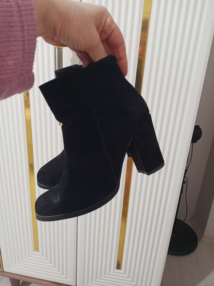 Siyah Süet Tokalı Kadın Topuklu Bot - Görsel 3