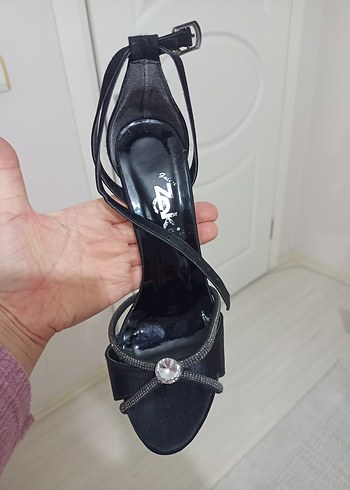 Siyah İşlemeli Tokalı Yüksek Topuklu Kadın Ayakkabı - Görsel 3