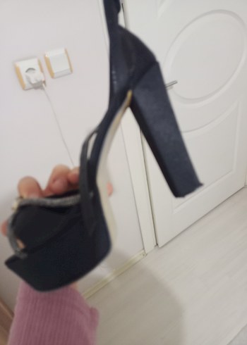 Siyah İşlemeli Tokalı Yüksek Topuklu Kadın Ayakkabı - Görsel 4